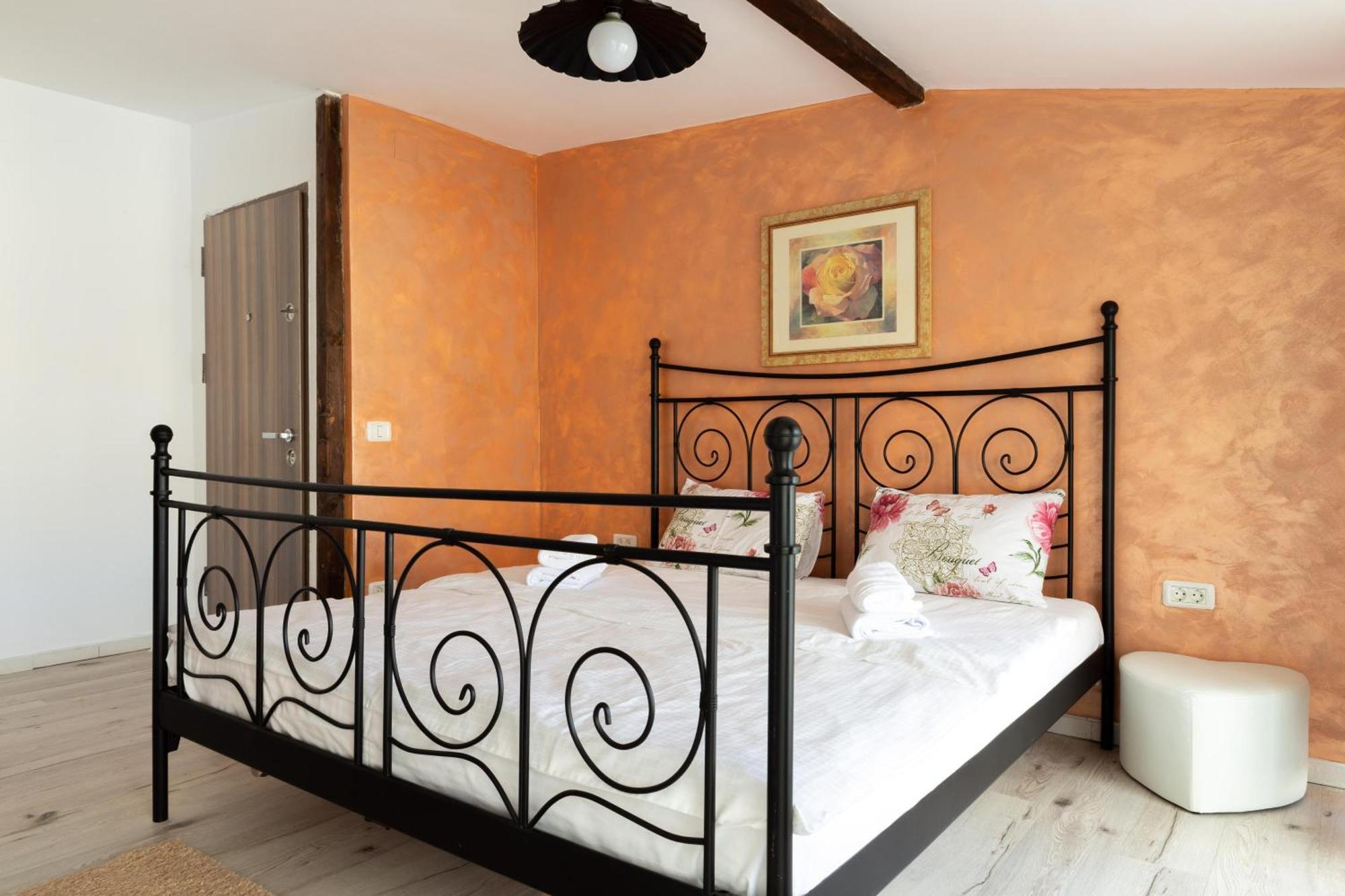 Hotel Casuta Din Braşov Esterno foto